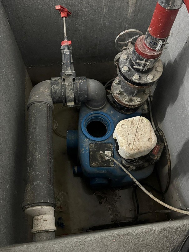 Hebeanlage im Betonschacht mit Druckleitung und Rückflussverhinderer