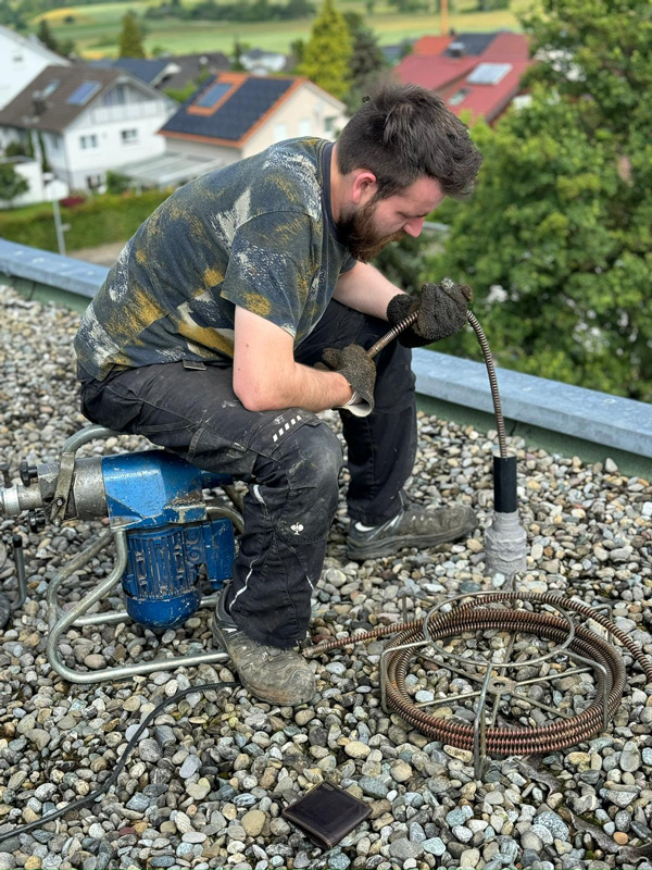 Fallstrang-Reinigung mit Spirale auf Flachdach – Rohr-Fix Göppingen