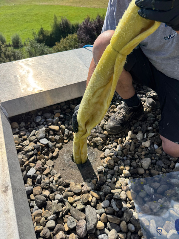 Inliner wird grabenlos in beschädigte Rohrleitung eingeführt